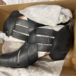 Cobb Hill size 9.5 
Brand new 
Never worn 
Paid 130.00